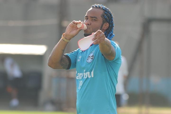 Carlos Alberto quer ser reintegrado ao Gr&ecirc;mio, diz advogada
