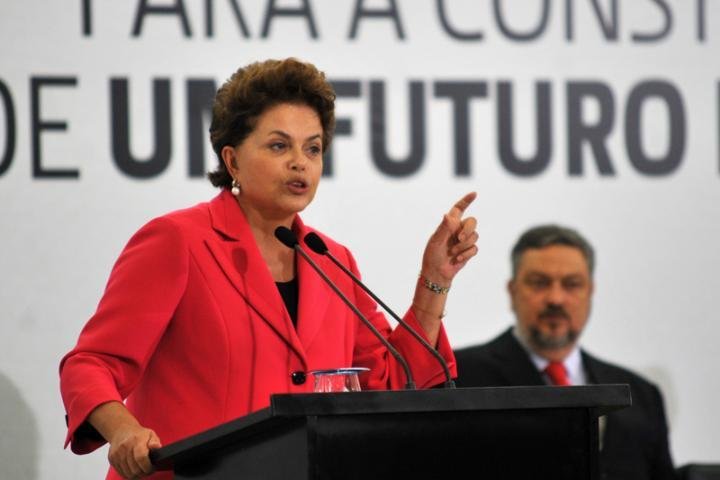 Palocci est&aacute; dando todas as explica&ccedil;&otilde;es, garante Dilma