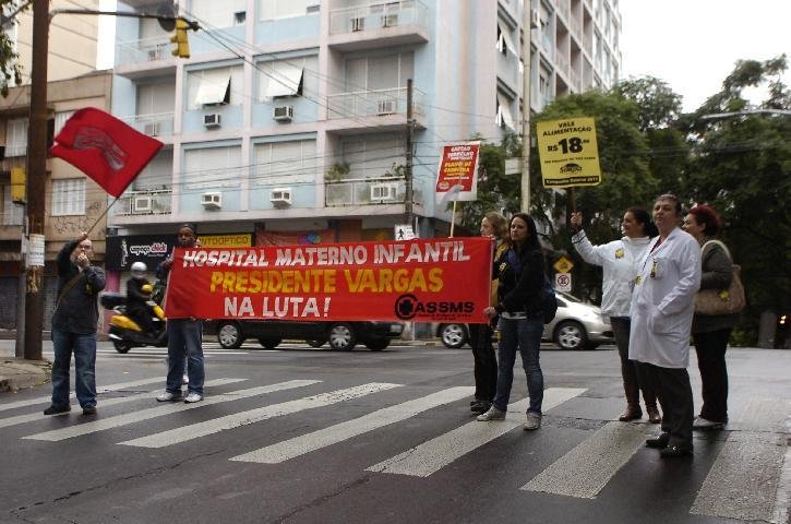 Municip&aacute;rios devem manter greve, diz diretor do Simpa