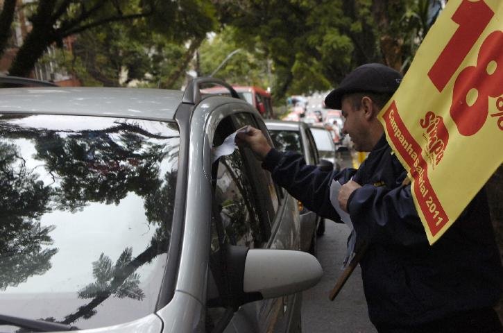 Municip&aacute;rios decidem manter a greve na Capital