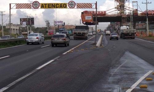Caminh&otilde;es j&aacute; derrubaram 36 vezes p&oacute;rticos de sinaliza&ccedil;&atilde;o na BR 116