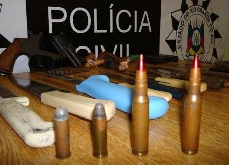Pol&iacute;cia apreende muni&ccedil;&otilde;es de fuzil e facas em escola de Passo Fundo