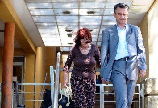 Ratko Mladic saboreia morangos e l&ecirc; literatura russa na pris&atilde;o. Esposa e filho deixam tribunal em Belgrado