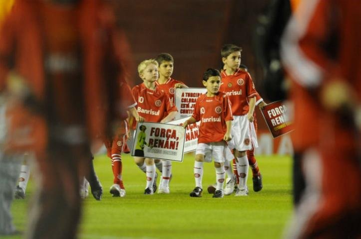 Crian&ccedil;as entram em campo com cartaz com apoio ao goleiro Renan