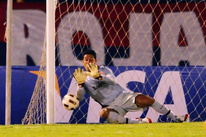 Inter aguarda propostas para liberar Lauro