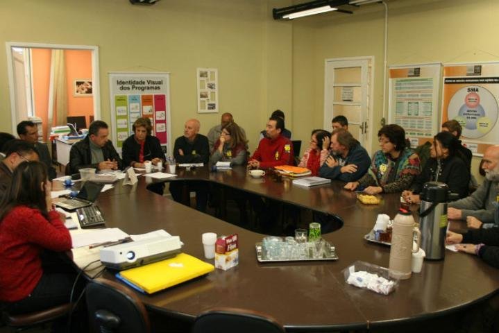 Ap&oacute;s tr&ecirc;s horas, prefeitura e municip&aacute;rios chegam a acordo