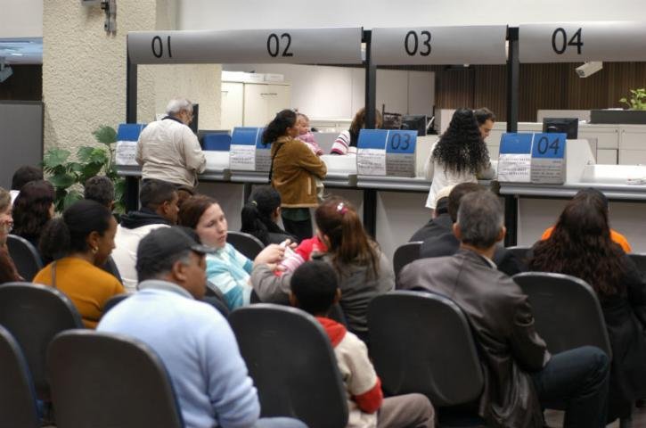 Procon multa bancos da Capital por tempo de espera na fila