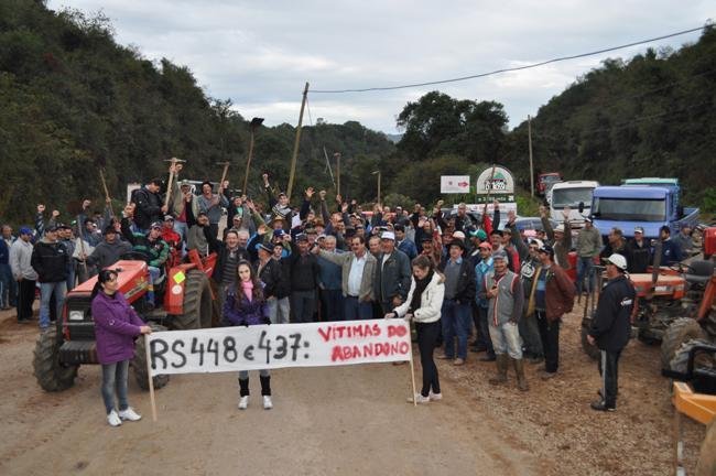 Protesto por asfalto bloqueia VRS 448, em Ant&ocirc;nio Prado