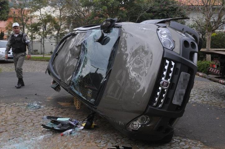 Carro capota ap&oacute;s colis&atilde;o na zona Norte da Capital