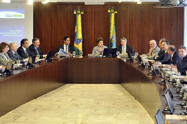 Dilma d&aacute; ultimato para in&iacute;cio de obras da Copa de 2014