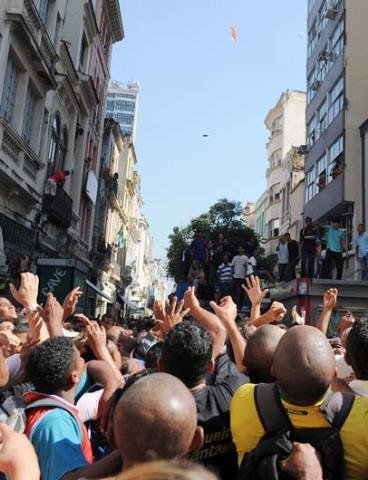 Record faz chover dinheiro no Centro do Rio de Janeiro