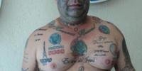 Homem tatua símbolos da Record no corpo e no rosto