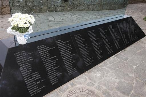 Dois anos depois do acidente da Air France, fam&iacute;lias homenageiam as v&iacute;timas