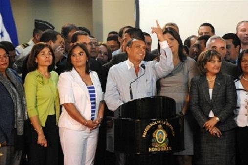 Presidente Porf&iacute;rio Lobo (C) anuncia reintrega&ccedil;&atilde;o de Honduras &agrave; OEA