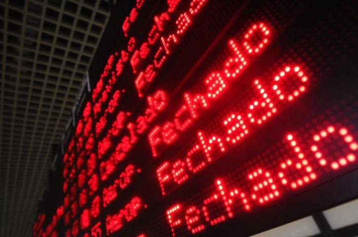 Pousos e decolagens est&atilde;o suspensos desde o fim da madrugada devido ao forte nevoeiro