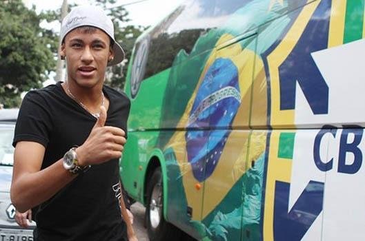 Neymar se junta &agrave; Sele&ccedil;&atilde;o e perde anel em aeroporto