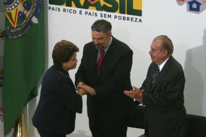 Ministro admite que situa&ccedil;&atilde;o de Palocci &eacute; delicada