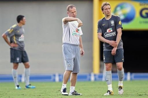 Com a entrada de Neymar, centroavante do Inter deve come&ccedil;ar no banco contra a Holanda