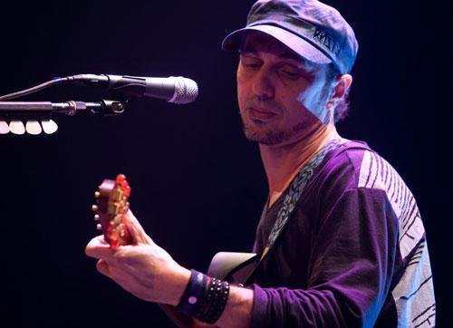Zeca Baleiro toca can&ccedil;&otilde;es consagradas em Porto Alegre