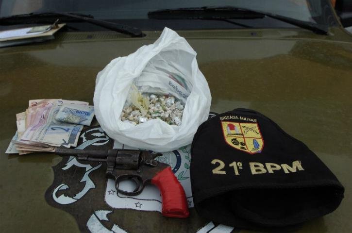 Os suspeitos foram encontrados no Beco do Buda, na avenida Juca Batista, com 200 pedras de crack, 16 tijolinhos de maconha, um rev&oacute;lver calibre 32 e R$ 252