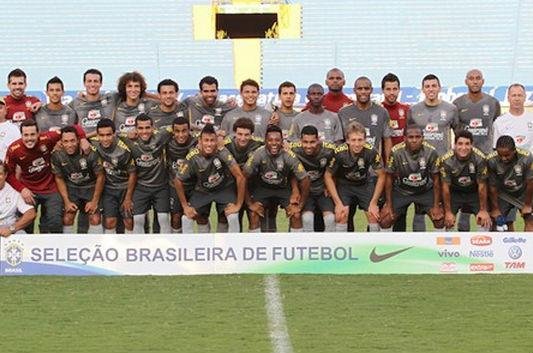T&eacute;cnico Mano Menezes confirma a equipe que enfrenta a Holanda