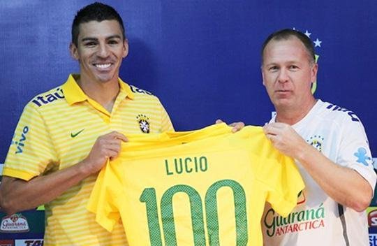 L&uacute;cio &eacute; homenageado por 100&ordf; partida com a Sele&ccedil;&atilde;o