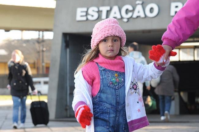 Menina saiu agasalhada de casa para enfrentar o frio