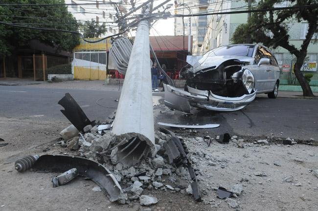Ap&oacute;s queda de poste, rua Vicente da Fontoura &eacute; liberada