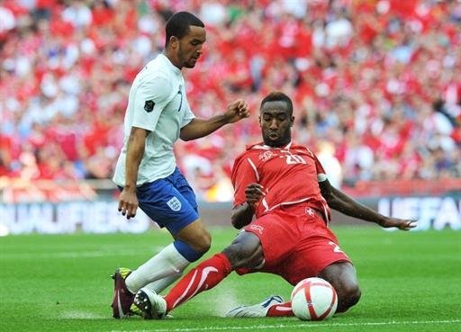 Inglaterra trope&ccedil;a em casa e se complica por Eurocopa
