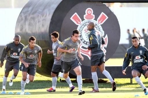 Sele&ccedil;&atilde;o treina com grupo completo no CT do Corinthians