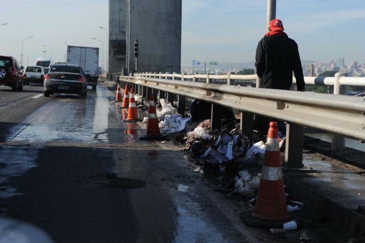 Caminh&atilde;o pega fogo e bloqueia Ponte do Gua&iacute;ba 
