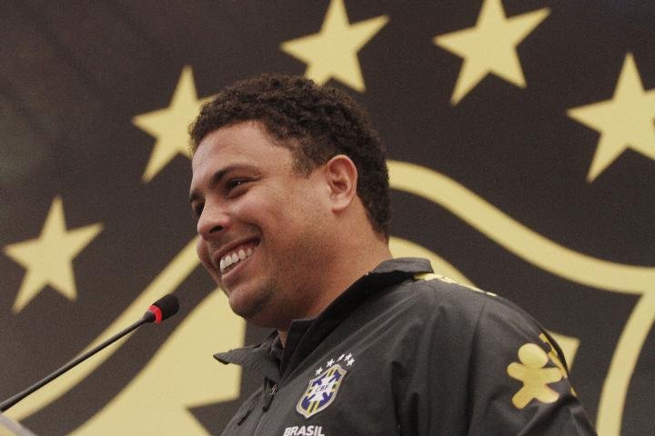 Ronaldo recebe homenagem da CBF antes da despedida