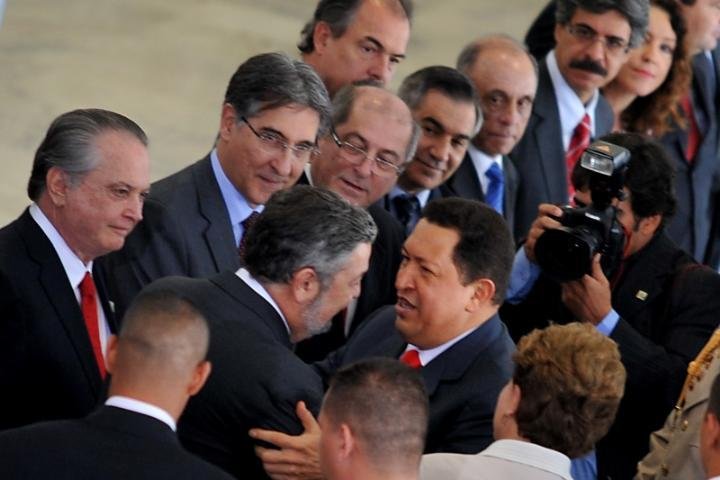 Em visita ao Brasil, Ch&aacute;vez recomenda for&ccedil;a a Palocci