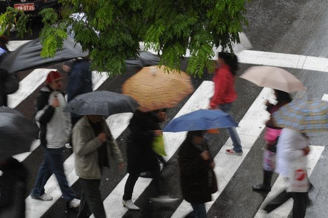 Cerca de 8 mil pontos ficam sem luz em Porto Alegre