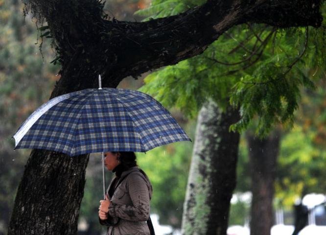Mais de 8 mil clientes est&atilde;o sem luz na Capital