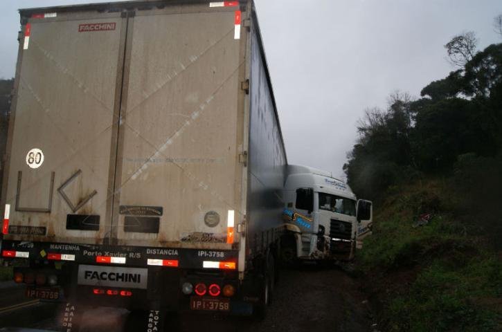 Colis&atilde;o frontal entre Vectra e caminh&atilde;o deixa um morto em Erechim