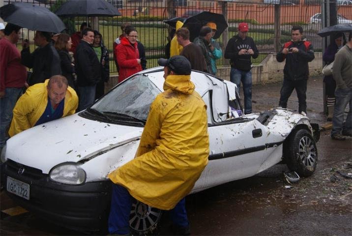 Caminh&atilde;o tomba e destr&oacute;i carro estacionado em Erechim