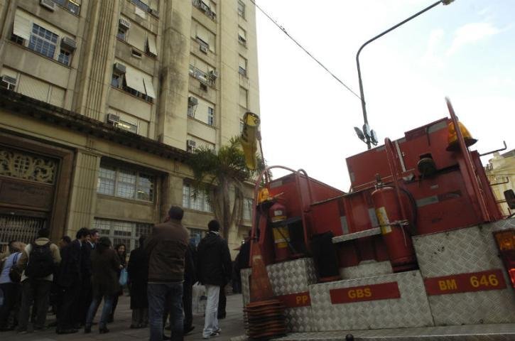 Prefeitura de Porto Alegre &eacute; evacuada devido a princ&iacute;pio de inc&ecirc;ndio