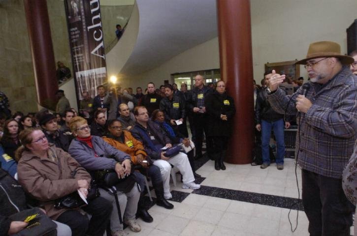 Mais de 45% dos servidores da Ufrgs aderiram a greve