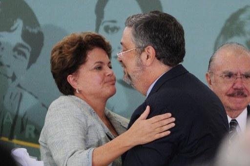 	Em &uacute;ltimo discurso, Palocci diz que sai de cabe&ccedil;a erguida 