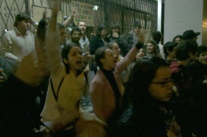 Manifestantes passar&atilde;o a noite acampados em frente ao DCE da PUCRS