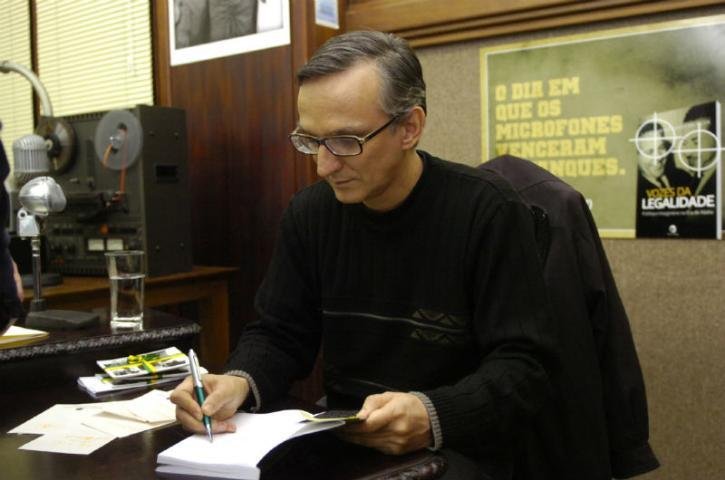 Juremir autografa &lsquo;Vozes da Legalidade&rsquo; em sess&atilde;o concorrida
