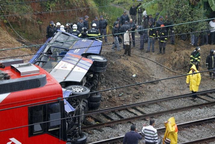 &Ocirc;nibus cai de viaduto e atinge linha f&eacute;rrea em SP