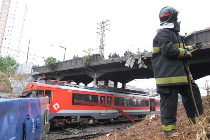 Come&ccedil;a opera&ccedil;&atilde;o para retirar &ocirc;nibus de ferrovia em SP