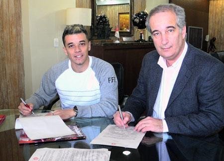 D&acute;Alessandro renova com o Inter at&eacute; 2015