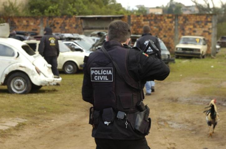 Duas pessoas s&atilde;o presas em desmanches clandestinos em Alvorada