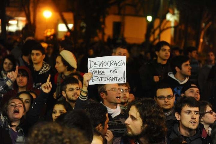 Alunos passaram a noite na PUCRS em protesto contra o DCE