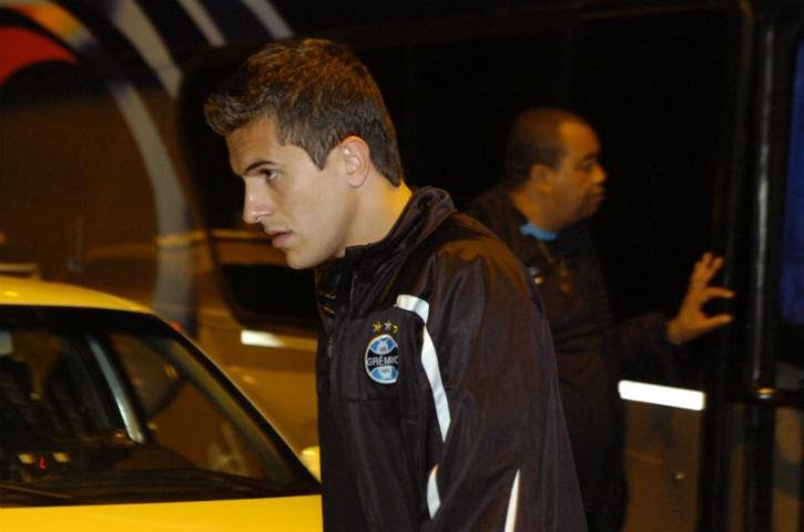 Gr&ecirc;mio decola para SP com mais de sete horas de atraso
