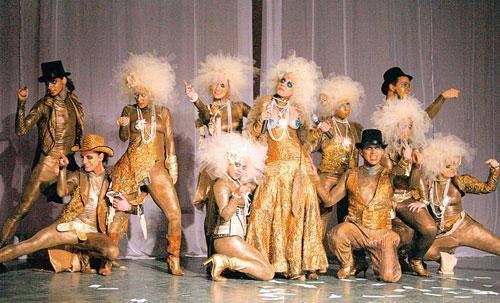 Quinze atores vestem ricos figurinos e circulam por diversos cen&aacute;rios em Wonderland e o que M. Jackson..