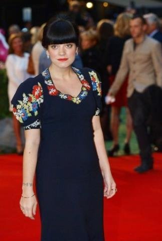 Cantora brit&acirc;nica Lily Allen casa em cerim&ocirc;nia discreta